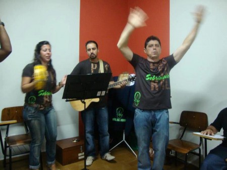 Grupo Pastoral da Sobriedade, formado por ex-internos, que toda semana leva música, esperança e mensagem aos internos.