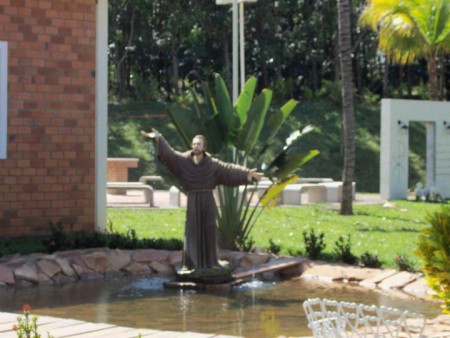 Na paz do lugar a beleza da imagem de São Franciscos de Assis com águas escorrendo pelas mãos.