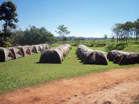 As barracas do acampamento. Frio, união, vivência. O "homem velho" morrendo e o "novo homem" nascendo.