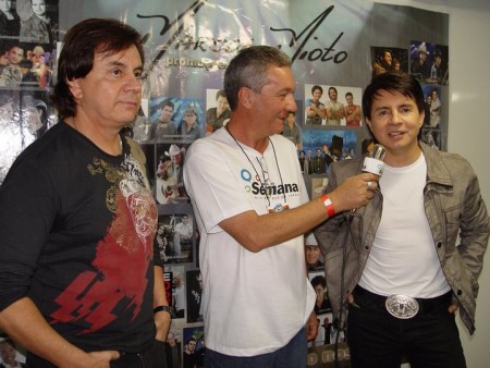 Como apresentador de TV, entrevistando Chitãozinho e Xororó. Época de muita trabalho e muita droga. Uma pena. Poderia ter sido bem diferente.